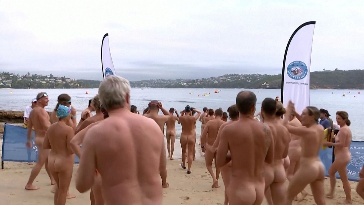 Přes tisíc naháčů plavalo v přístavu v Sydney